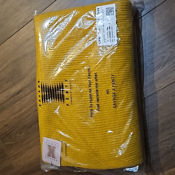 SAVAGE X FENTY FUZZ FIT KNIT SCARF- HONEYCOMB YELLOW ONE SIZE - Picture 5 of 8
